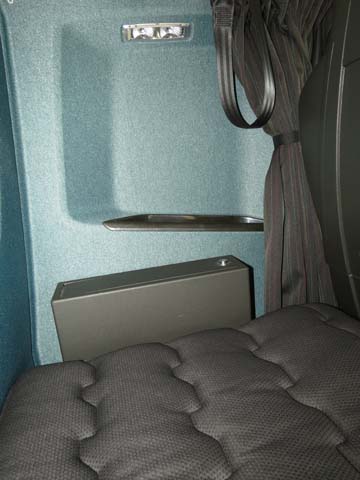 Junto a la cama disponemos de un armario con llave a modo de caja fuerte.
